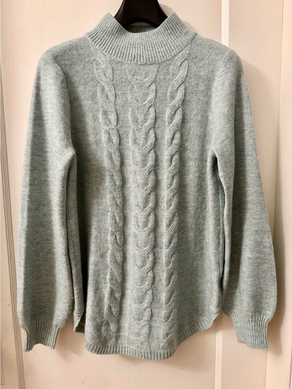 LIGHT GREEN SOFT SWEATER CABLE FRONT